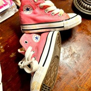 Converse pink shoe! Can’t get much cuter! Worn very little, like new❤️